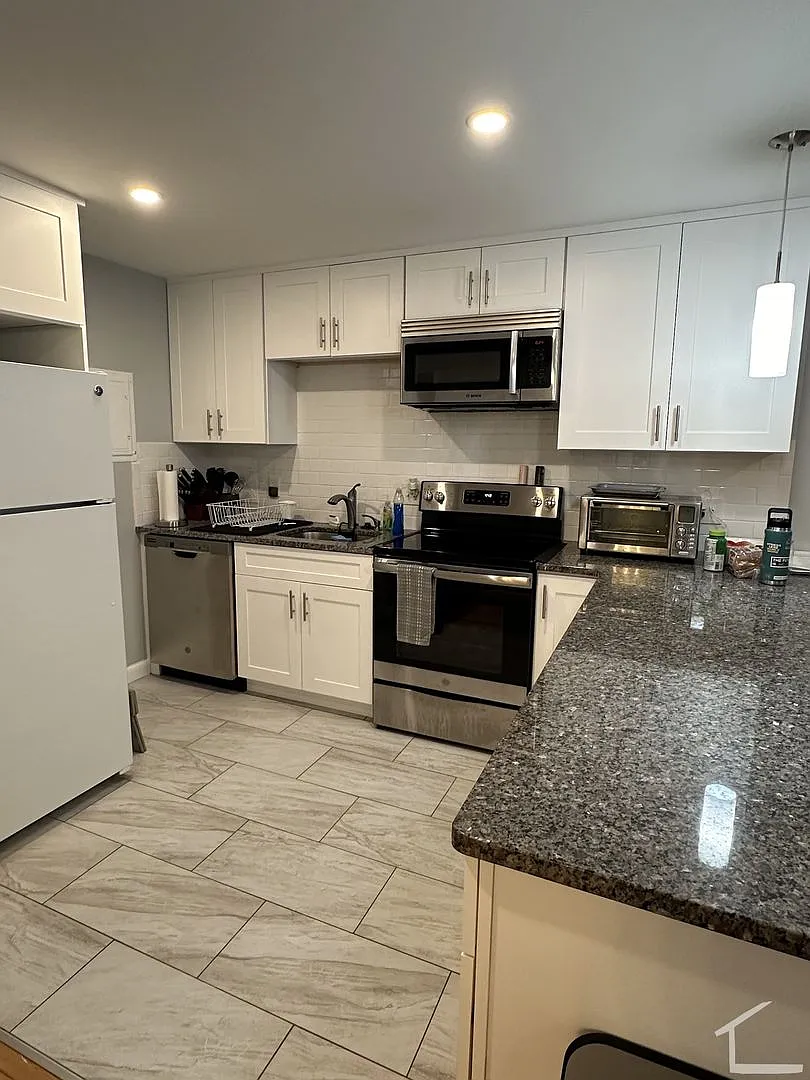 NO FEE, Renovated Massive Oak Square Apt in Brightonw Pool, Parking, Heat and Hot Water Included — Photo 1