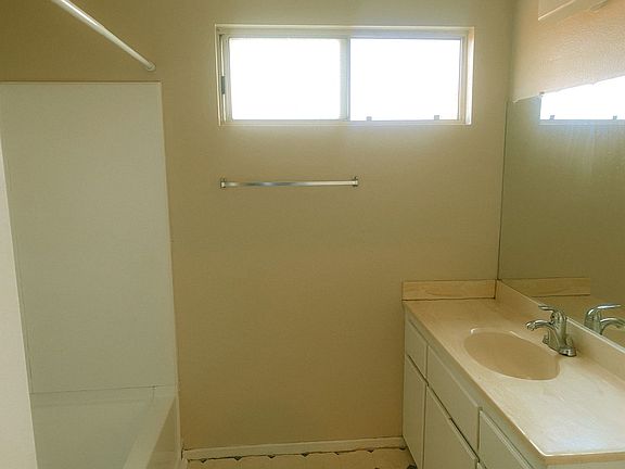 4th image of 1025 N Tippecanoe Ave Unit 231
