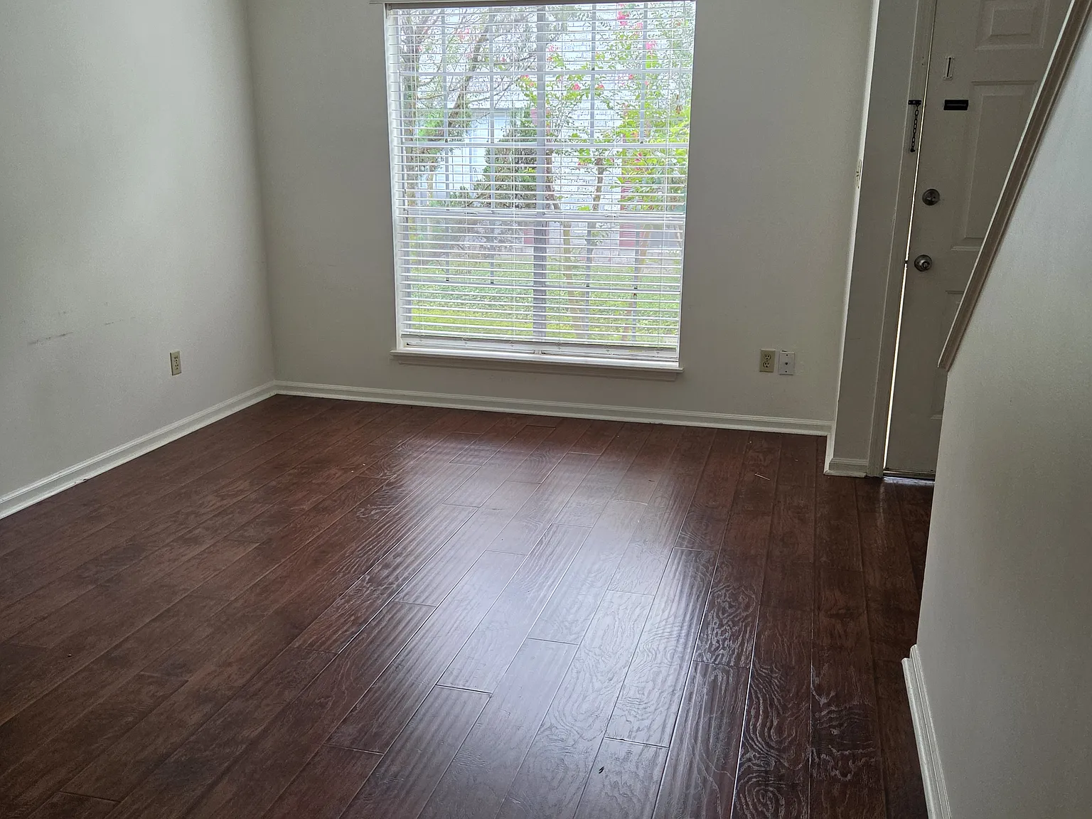 2 bed, 1.5 bath, 1050 sqft, $1,400 — Photo 3