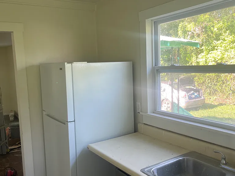 374 SW Saint Johns St — Photo 9