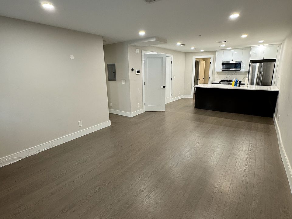 1st image of 531 Newbury St APT 1