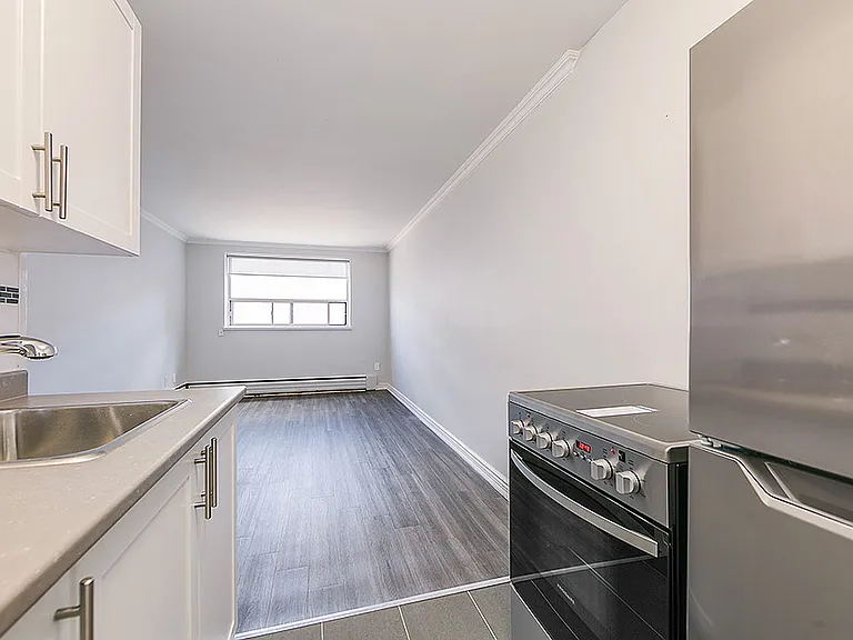 148 Islington Ave — Photo 7