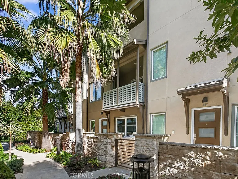 985 Doheny Way — Photo 1