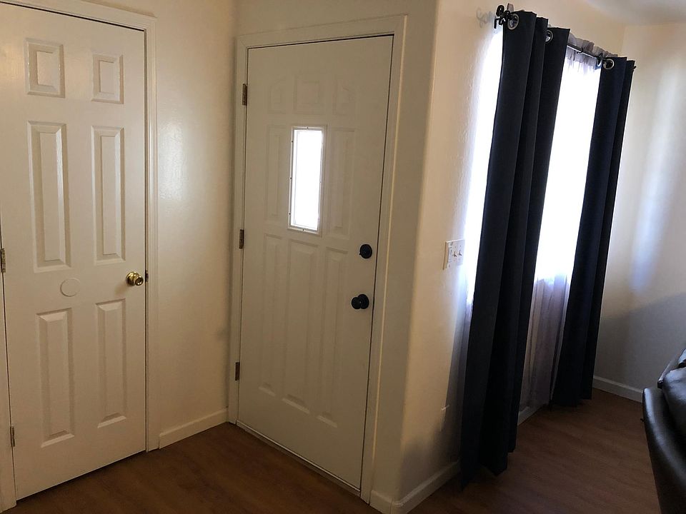 Entry/Coat closet