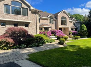 527 Split Rock Rd, Syosset, NY 11791