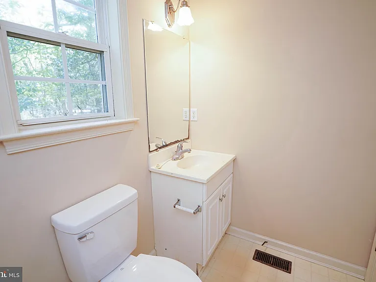 935 Queen Ave — Photo 33
