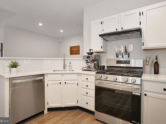 5th image of 14303 Grape Holly Grv APT 33