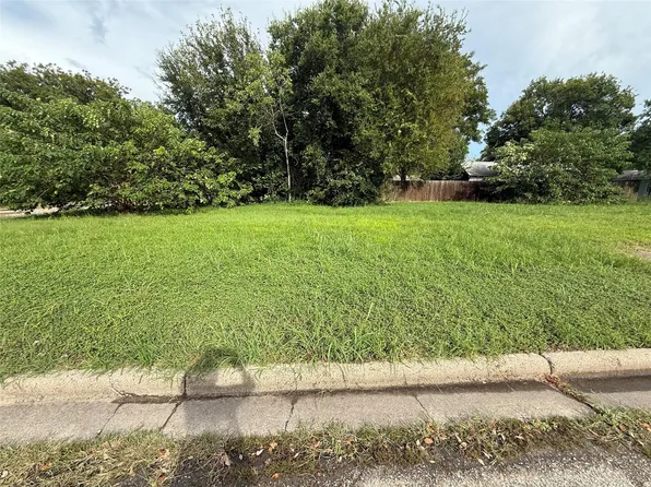 116 & 118 8th St N, Texas City, TX 77590