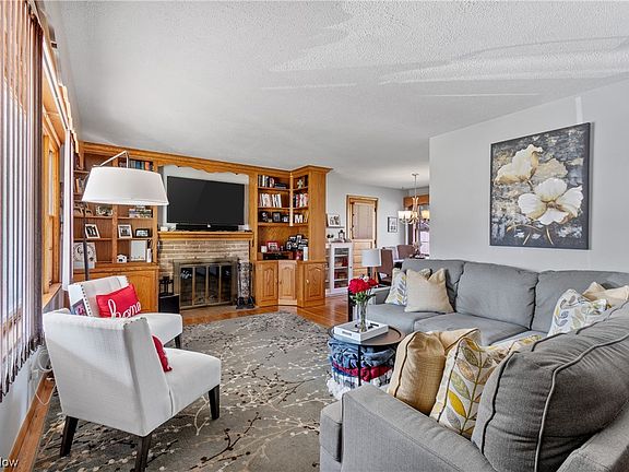2nd image of 812 Crestwood Ave