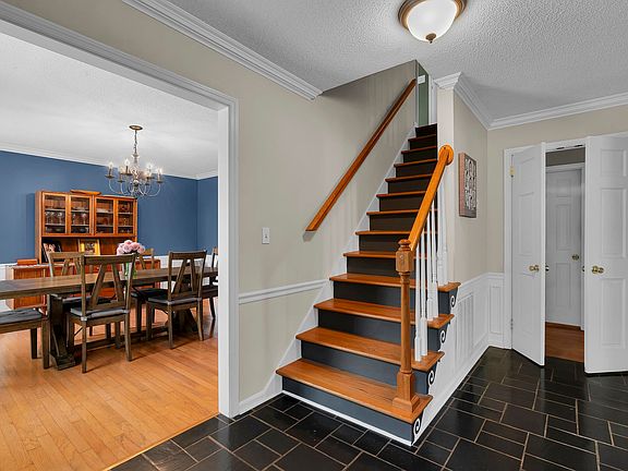 3rd image of 210 Heathwood Dr
