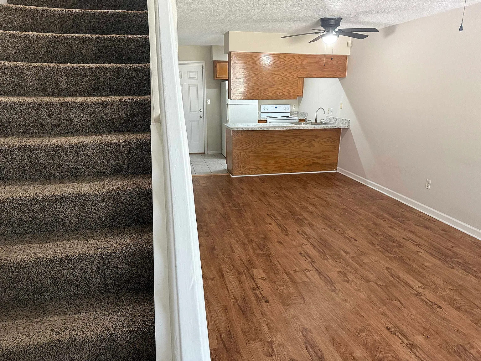 2 bed, 2.5 bath, 1000 sqft, $1,050 — Photo 4