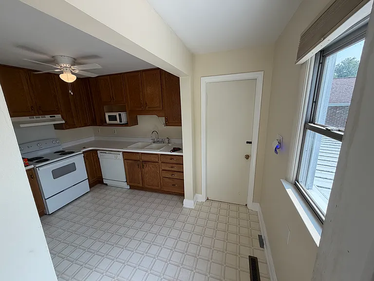 446 22nd St — Photo 3