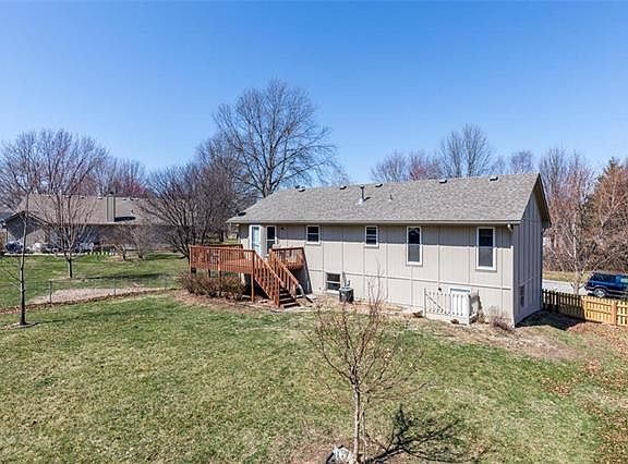 5th image of 1004 NE Quail Walk Dr