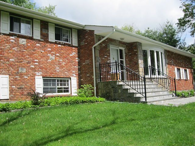 2nd image of 2076 Van Cortlandt Cir