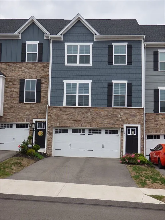 305A Spruce Ln N photo 1
