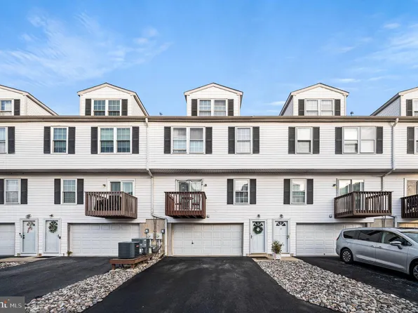 15 Riverwatch Ct, Essington, PA 19029