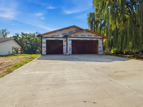 12997 Willowood Dr, Aberdeen, SD 57401