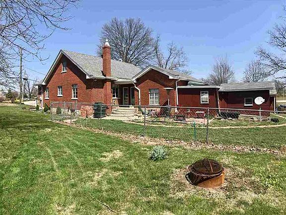 3rd image of 715 Honeysuckle Dr