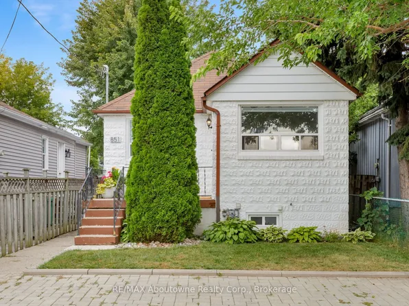 851 4th St, Mississauga, ON L5E 1J7