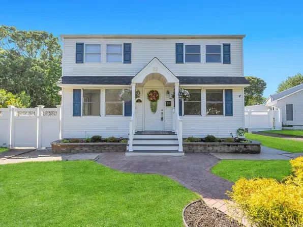 22 Wagon Ln E, Centereach, NY 11720