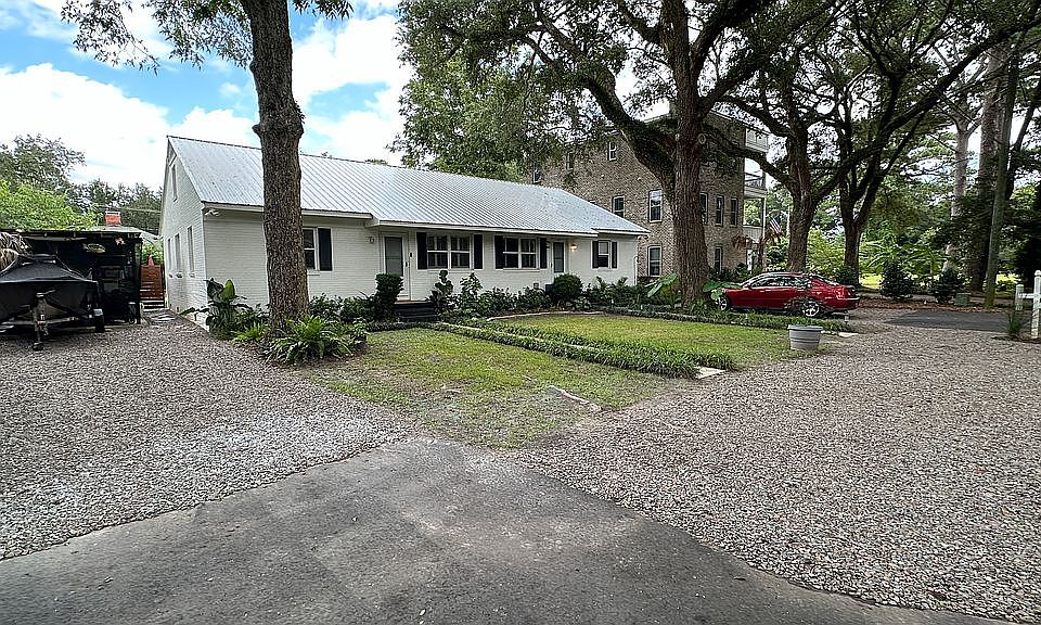 1st image of 2116 Parkway Dr