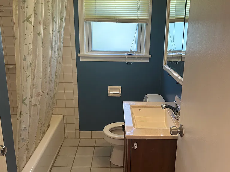 Bathroom between 2 bedrooms