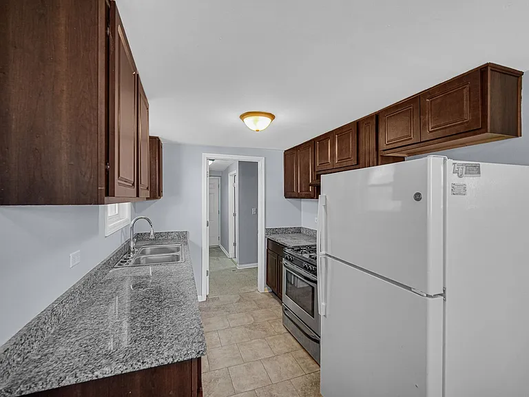 548 Regent Rd — Photo 11