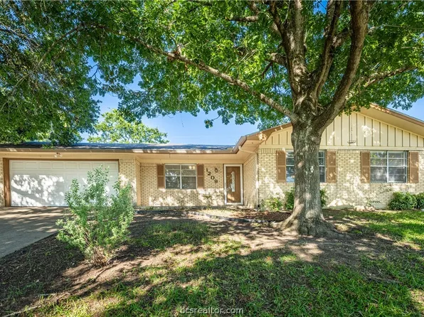 1209 Woodson Ln, Brenham, TX 77833