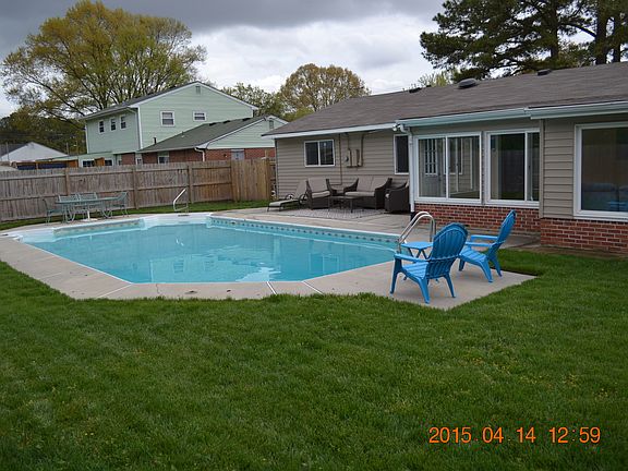 large backyard w/ pool