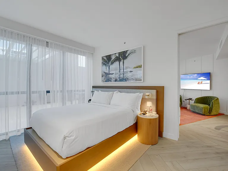 2201 Collins Ave #40 — Photo 2