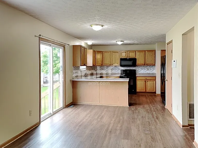 452 Crestmoore Dr — Photo 5
