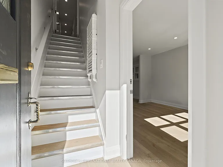 30 Strathgowan Ave #UPPER — Photo 12