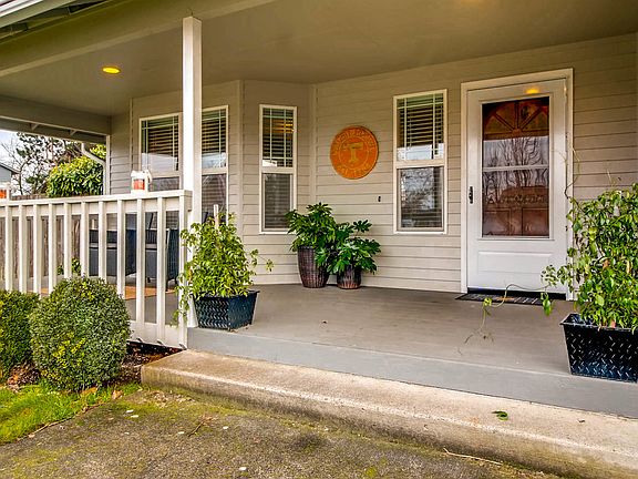 3rd image of 1501 SE Park Crest Ave