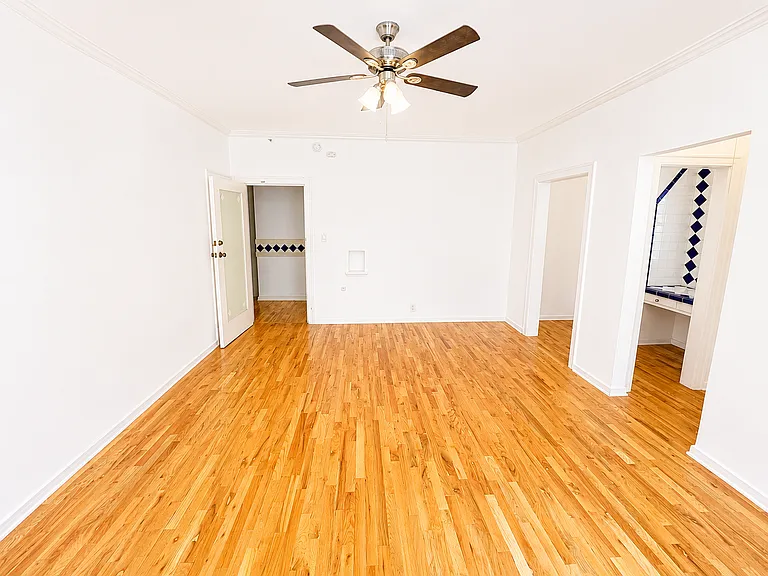 2028 N Beachwood Dr #106 — Photo 2
