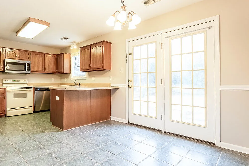 4 bed, 2.0 bath, 2020 sqft, $1,975 — Photo 4