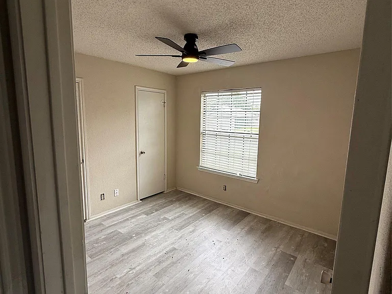 1100 E Logan St — Photo 12