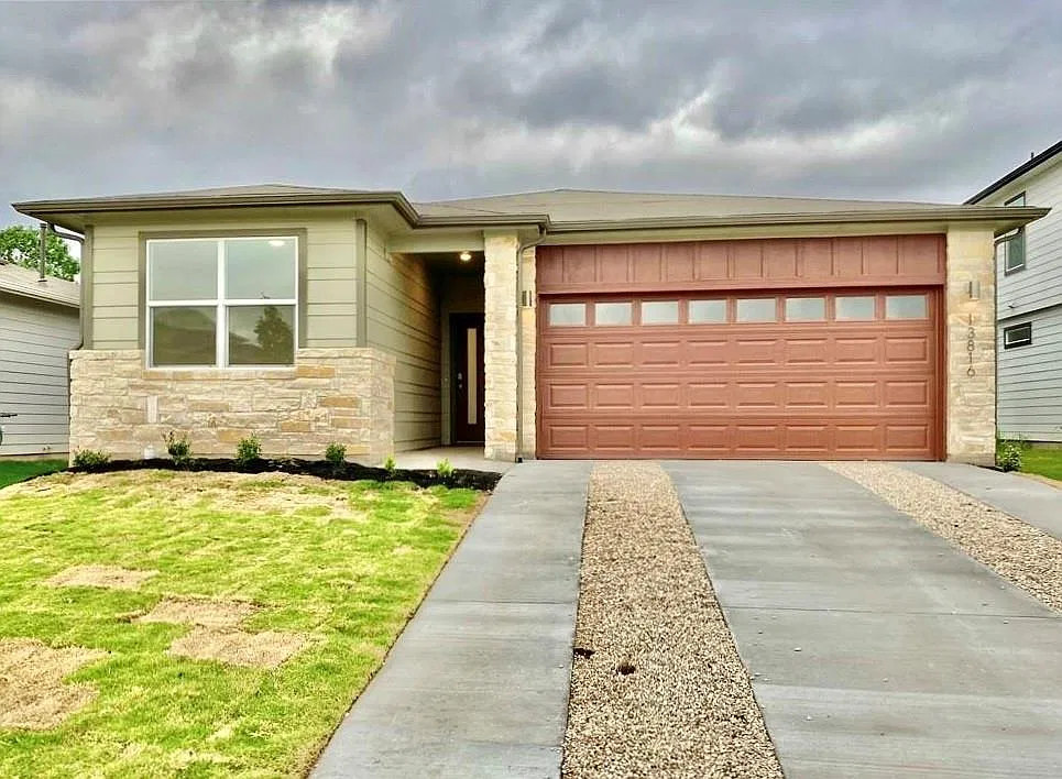 4 bed, 2.0 bath, 1781 sqft, $2,395 — Photo 2