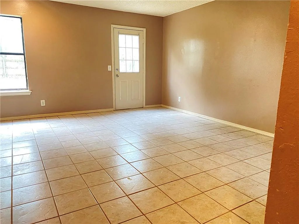 2 bed, 1.5 bath, 1088 sqft, $1,000 — Photo 3