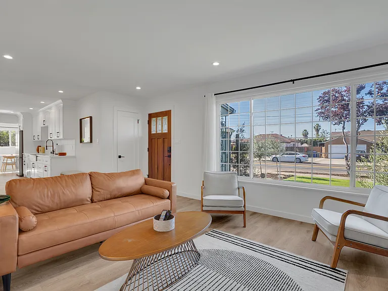 Leonard Dr — Photo 1