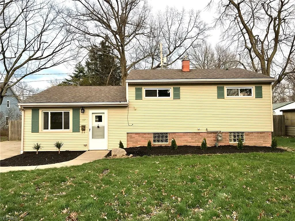 137 Oakwood Dr photo 1