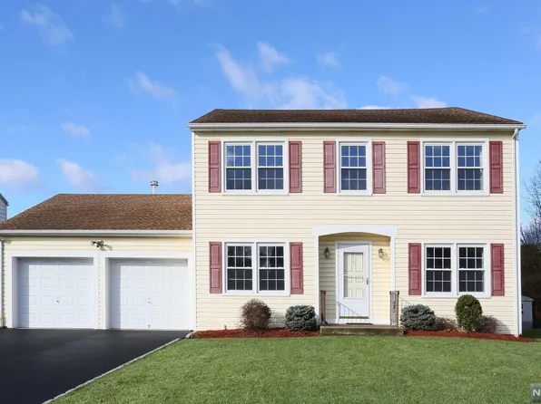 61 Heather Ln, Paramus, NJ 07652