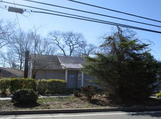 16 Muncey Rd, Bay Shore, NY 11706