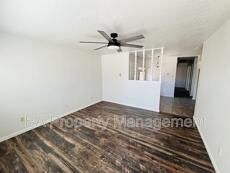 3 bed, 2.0 bath, 1077 sqft, $1,895 — Photo 2