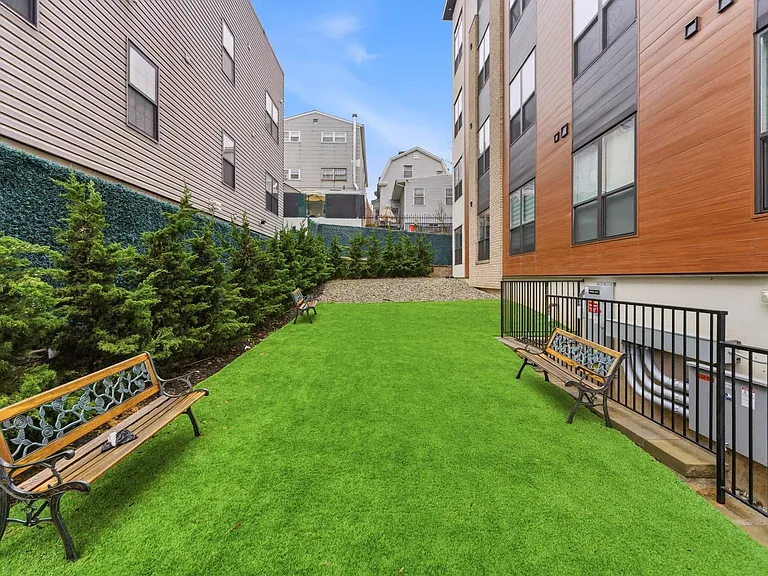 649 38th St #203 — Photo 32