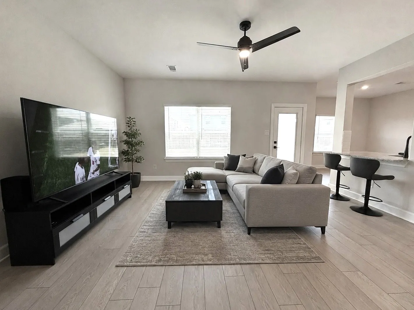 3 bed, 2.5 bath, 1627 sqft, $2,199 — Photo 3
