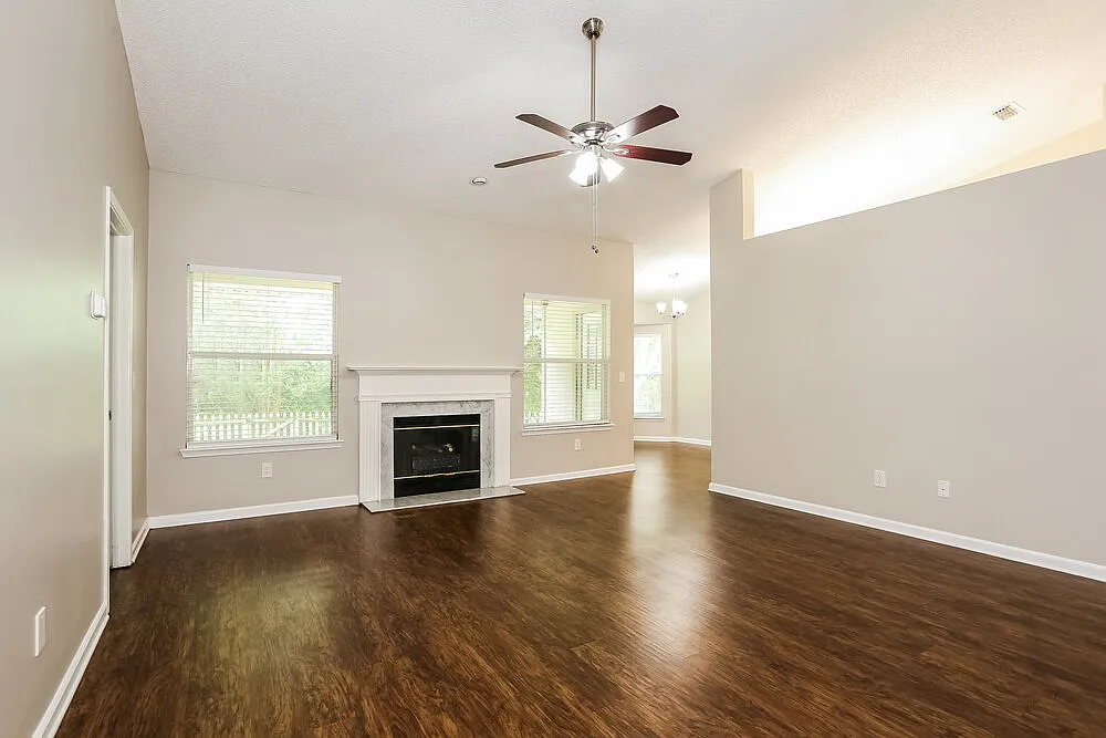3 bed, 2.0 bath, 1800 sqft, $2,165 — Photo 4