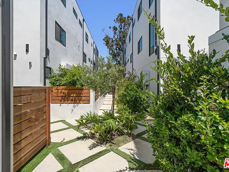 839 N McCadden Pl #B — Photo 35