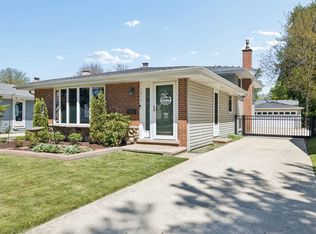 1015 E Lowden Ave, Wheaton, IL 60189