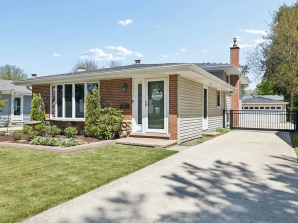 1015 E Lowden Ave, Wheaton, IL 60189