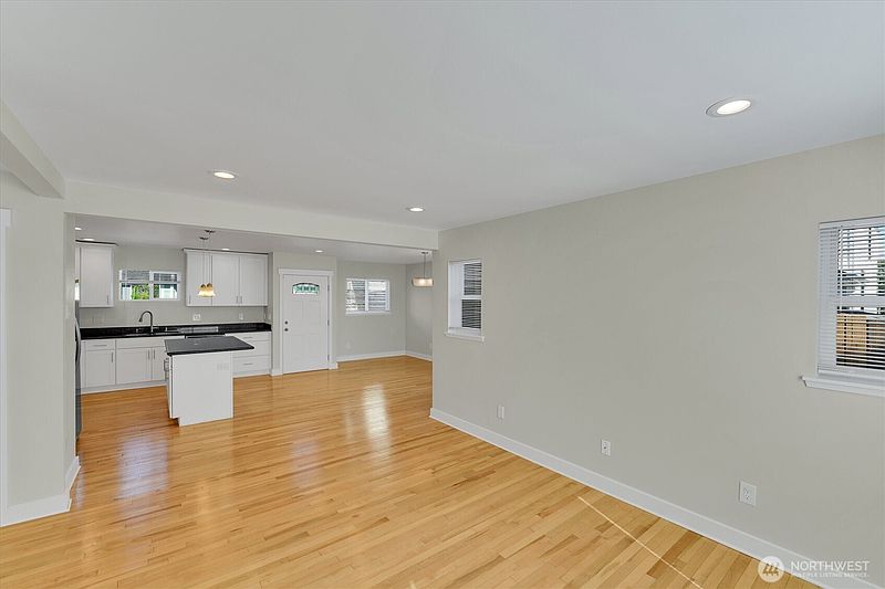 5th image of 5410 S Oakes Street